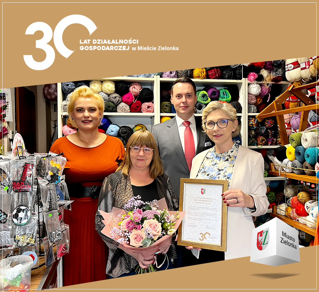 Zdjęcie przedstawiające Przedsiębiorczynię Małgorzatę Małek, Burmistrza Miasta Zielonka Kamila Michała Iwandowskiego, Sekretarz Miasta Zielonka Renatę J&oacute;źwiak i Radną Rady Miasta Zielonka Małgorzatę Jankowską. W tle widoczna pasmanteria Pani Małgorzaty.